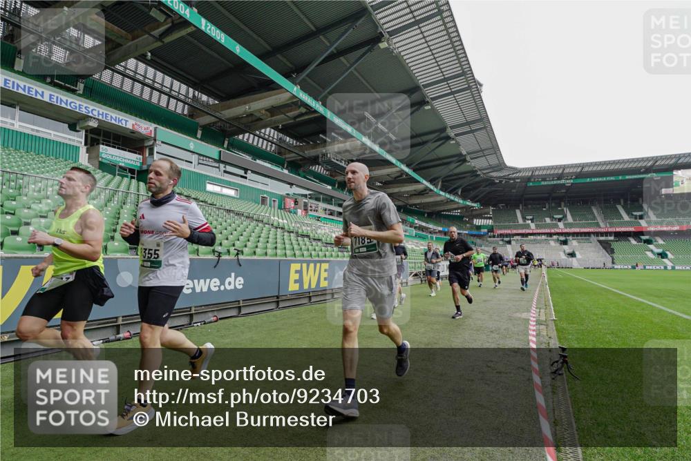 05.10.2025 - 20. swb-Marathon Bremen Michael Burmester http://msf.ph/oto/9234703 05.10.2025 12:58:57 Laufen im Stadion 219, 586, 667, 726, 988, 1229, 1503, 1516, 1619, 1716, 1843, 1854, 2496, 2663, 2734, 2797, 2922, 2941, 3141, 3252, 3254, 3467, 3573, 3615, 3791, 4095, 4113, 4486, 4522, 4783, 4827, 4909, 4967, 5123, 5214, 5261, 5530, 5584, 5722, 5808, 5878, 5891, 6007, 6030, 6113, 6374, 6561, 6624, 6672, 6675, 6882, 6944, 7038, 7169, 7185, 7262, 7311, 7312, 7550, 7813, 7976, 8214, 8247, 8355, 8379, 8539, 8972, 9024, 9112, 10526, 90, 846, 2158, 2648, 2893, 4389, 4446, 5313 meine-sportfotos.de
