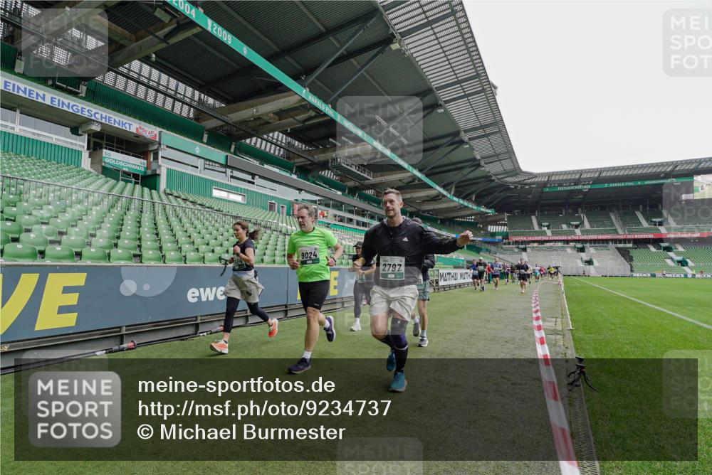 05.10.2025 - 20. swb-Marathon Bremen Michael Burmester http://msf.ph/oto/9234737 05.10.2025 12:59:01 Laufen im Stadion 27, 219, 586, 667, 726, 807, 988, 1043, 1229, 1503, 1516, 1598, 1619, 1711, 1716, 1843, 1854, 2496, 2663, 2734, 2797, 2922, 2941, 3141, 3252, 3254, 3467, 3615, 3747, 3791, 4095, 4113, 4486, 4522, 4783, 4827, 4909, 4967, 5123, 5261, 5530, 5584, 5722, 5808, 5878, 5891, 6007, 6030, 6113, 6374, 6561, 6624, 6672, 6882, 6944, 7038, 7169, 7185, 7262, 7311, 7312, 7511, 7550, 7976, 8097, 8214, 8247, 8355, 8379, 8539, 8972, 9024, 9112, 10526, 90, 846, 2158, 2648, 2893, 4389, 4446, 5313 meine-sportfotos.de