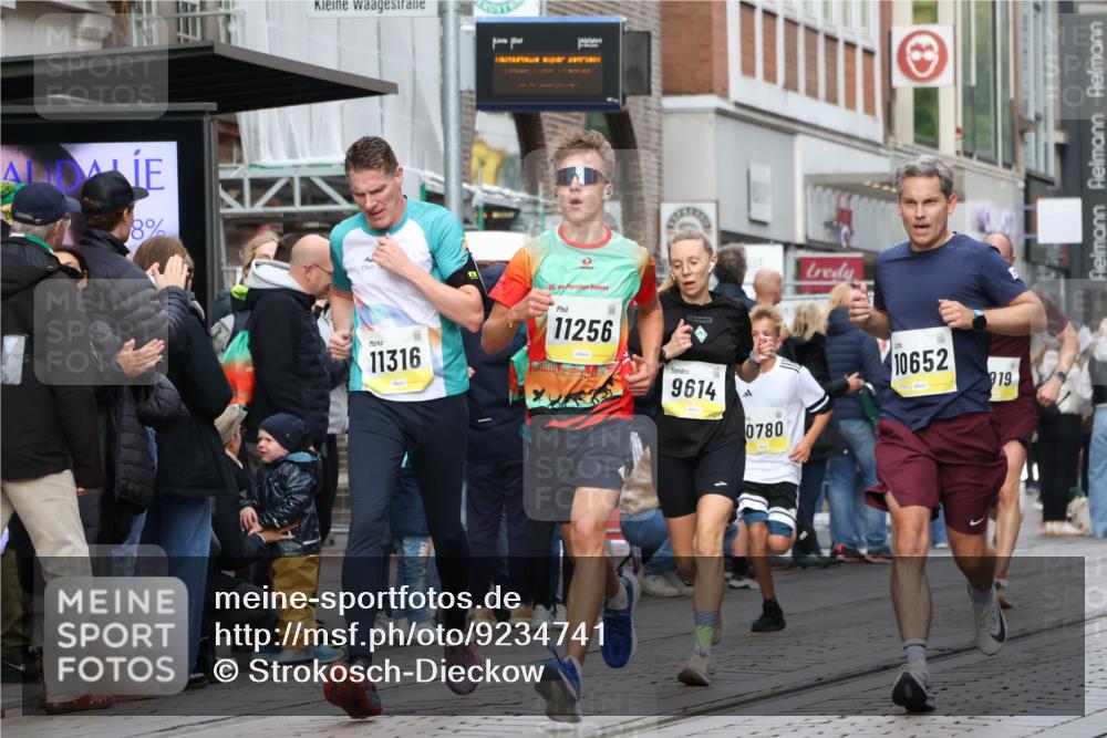 05.10.2025 - 20. swb-Marathon Bremen Strokosch-Dieckow http://msf.ph/oto/9234741 05.10.2025 10:43:47 Ziel 9170, 9614, 9865, 9919, 10044, 10348, 10351, 10649, 10652, 10780, 10816, 11256, 11316, 11503, 11645, 11648, 11659, 11683, 9170, 9614, 9865, 9919, 10044, 10348, 10351, 10649, 10652, 10780, 10816, 11256, 11316, 11503, 11645, 11648, 11659, 11683 meine-sportfotos.de