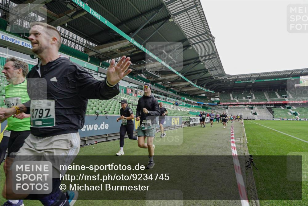 05.10.2025 - 20. swb-Marathon Bremen Michael Burmester http://msf.ph/oto/9234745 05.10.2025 12:59:02 Laufen im Stadion 27, 219, 586, 667, 726, 807, 988, 1043, 1229, 1503, 1516, 1598, 1619, 1711, 1716, 1843, 1854, 2496, 2663, 2734, 2797, 2922, 2941, 3141, 3252, 3254, 3467, 3615, 3747, 3791, 4095, 4113, 4486, 4522, 4783, 4827, 4909, 4967, 5123, 5261, 5530, 5584, 5722, 5808, 5878, 5891, 6007, 6030, 6113, 6374, 6561, 6624, 6672, 6882, 6944, 7038, 7169, 7185, 7201, 7262, 7311, 7312, 7511, 7550, 7976, 8097, 8214, 8247, 8355, 8485, 8539, 8972, 9024, 10526, 90, 846, 2158, 2648, 2893, 4389, 4446, 5313 meine-sportfotos.de