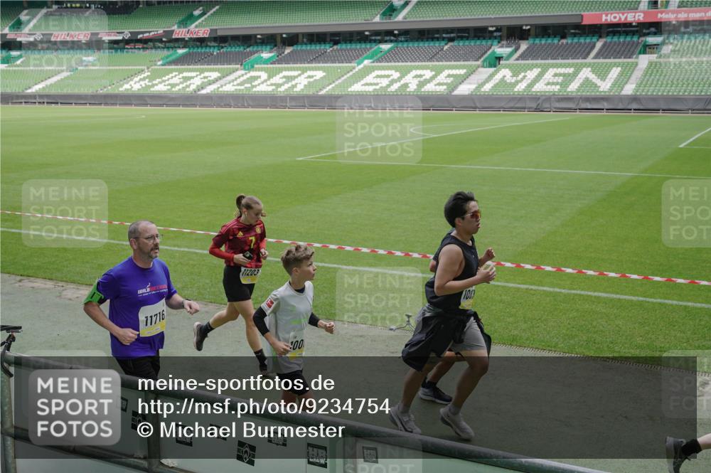 05.10.2025 - 20. swb-Marathon Bremen Michael Burmester http://msf.ph/oto/9234754 05.10.2025 10:32:08 Laufen im Stadion 7193, 8118, 8326, 8333, 8888, 9176, 9226, 9256, 9268, 9284, 9313, 9415, 9427, 9436, 9439, 9506, 9517, 9581, 9621, 9701, 9776, 9807, 9830, 9834, 9868, 9871, 9903, 9956, 9957, 9985, 10014, 10019, 10020, 10029, 10038, 10057, 10064, 10075, 10128, 10206, 10215, 10222, 10226, 10242, 10262, 10296, 10310, 10327, 10335, 10369, 10385, 10460, 10468, 10616, 10655, 10662, 10698, 10719, 10743, 10785, 7251, 9004, 9172, 9196, 9252, 9267, 9287, 9337, 9431, 9457, 10222 meine-sportfotos.de