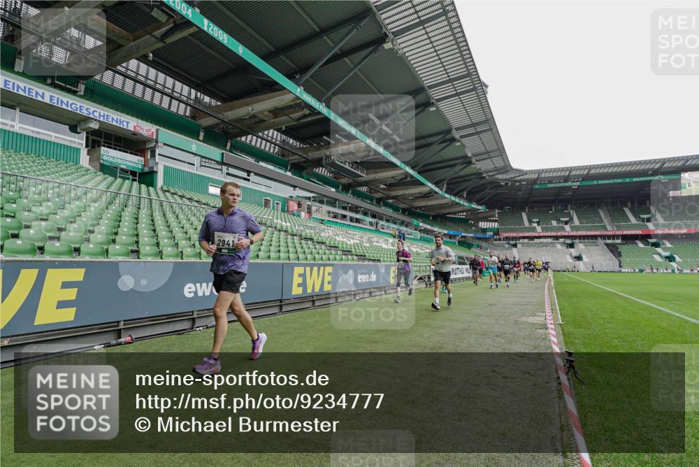 05.10.2025 - 20. swb-Marathon Bremen Michael Burmester http://msf.ph/oto/9234777 05.10.2025 12:59:08 Laufen im Stadion 27, 219, 586, 667, 726, 807, 988, 1043, 1229, 1503, 1516, 1598, 1619, 1711, 1843, 1854, 2496, 2663, 2797, 2922, 2941, 2945, 3141, 3252, 3254, 3467, 3615, 3747, 3791, 3888, 4095, 4113, 4395, 4486, 4522, 4783, 4827, 4909, 4967, 5123, 5261, 5510, 5530, 5584, 5722, 5808, 5878, 5891, 6007, 6030, 6113, 6374, 6561, 6624, 6672, 6882, 7169, 7185, 7201, 7262, 7311, 7312, 7467, 7511, 7550, 7906, 7929, 8097, 8214, 8247, 8355, 8485, 8539, 8972, 9024, 10526, 90, 846, 2158, 4446 meine-sportfotos.de