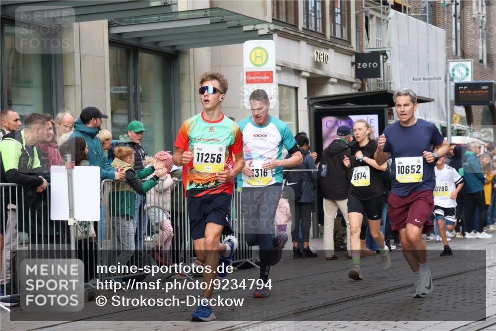 05.10.2025 - 20. swb-Marathon Bremen Strokosch-Dieckow http://msf.ph/oto/9234794 05.10.2025 10:43:49 Ziel 9614, 9865, 9919, 10044, 10348, 10351, 10649, 10652, 10780, 10816, 11256, 11316, 11503, 11645, 11648, 11659, 9614, 9865, 9919, 10044, 10348, 10351, 10649, 10652, 10780, 10816, 11256, 11316, 11503, 11645, 11648, 11659 meine-sportfotos.de