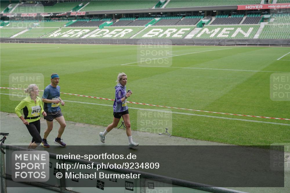 05.10.2025 - 20. swb-Marathon Bremen Michael Burmester http://msf.ph/oto/9234809 05.10.2025 10:32:10 Laufen im Stadion 7193, 8118, 8326, 8333, 8888, 9176, 9226, 9238, 9256, 9268, 9284, 9313, 9415, 9427, 9436, 9439, 9456, 9506, 9514, 9517, 9581, 9621, 9701, 9776, 9807, 9830, 9834, 9868, 9871, 9903, 9956, 9957, 9985, 10014, 10019, 10020, 10029, 10038, 10057, 10064, 10075, 10128, 10206, 10215, 10226, 10242, 10262, 10296, 10310, 10327, 10335, 10369, 10385, 10416, 10460, 10468, 10616, 10655, 10662, 10698, 10719, 10785, 7251, 9004, 9172, 9196, 9252, 9267, 9287, 9337, 9431, 9457, 10222 meine-sportfotos.de