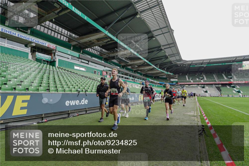 05.10.2025 - 20. swb-Marathon Bremen Michael Burmester http://msf.ph/oto/9234825 05.10.2025 12:59:15 Laufen im Stadion 27, 99, 219, 226, 586, 667, 807, 1043, 1229, 1516, 1598, 1619, 1711, 1843, 1854, 2496, 2663, 2797, 2941, 2945, 3086, 3087, 3141, 3252, 3615, 3747, 3791, 3888, 4095, 4113, 4380, 4395, 4486, 4522, 4783, 4827, 4909, 4967, 5123, 5510, 5530, 5584, 5722, 5808, 5878, 5891, 6007, 6030, 6113, 6374, 6561, 6624, 6672, 6882, 7169, 7185, 7201, 7262, 7311, 7312, 7398, 7421, 7467, 7511, 7550, 7906, 7929, 8097, 8214, 8247, 8355, 8372, 8485, 8539, 8981, 9024, 9072, 10526, 90, 726 meine-sportfotos.de