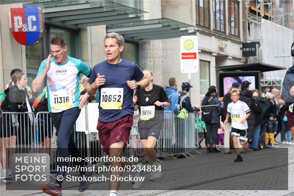 05.10.2025 - 20. swb-Marathon Bremen Strokosch-Dieckow http://msf.ph/oto/9234834 05.10.2025 10:43:50 Ziel 9614, 9865, 9919, 10044, 10348, 10351, 10649, 10652, 10780, 10816, 11256, 11316, 11503, 11645, 11648, 11659, 9614, 9865, 9919, 10044, 10348, 10351, 10649, 10652, 10780, 10816, 11256, 11316, 11503, 11645, 11648, 11659 meine-sportfotos.de