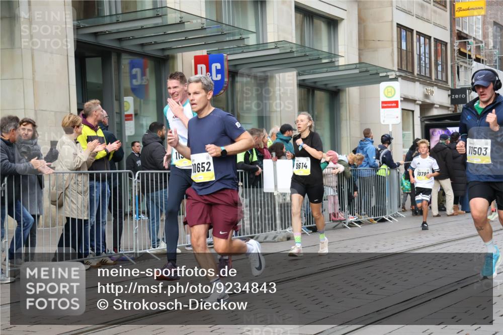 05.10.2025 - 20. swb-Marathon Bremen Strokosch-Dieckow http://msf.ph/oto/9234843 05.10.2025 10:43:50 Ziel 9614, 9865, 9919, 10044, 10348, 10351, 10649, 10652, 10780, 10816, 11256, 11316, 11503, 11645, 11648, 11659, 9614, 9865, 9919, 10044, 10348, 10351, 10649, 10652, 10780, 10816, 11256, 11316, 11503, 11645, 11648, 11659 meine-sportfotos.de