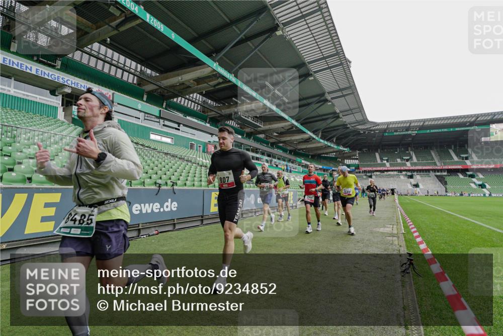 05.10.2025 - 20. swb-Marathon Bremen Michael Burmester http://msf.ph/oto/9234852 05.10.2025 12:59:18 Laufen im Stadion 27, 99, 219, 226, 586, 667, 807, 1043, 1229, 1516, 1598, 1619, 1711, 1843, 1854, 2496, 2663, 2797, 2941, 2945, 3086, 3087, 3141, 3252, 3615, 3747, 3791, 3888, 4095, 4113, 4380, 4395, 4486, 4522, 4536, 4783, 4827, 4909, 4967, 5123, 5510, 5530, 5584, 5722, 5808, 5878, 5891, 6007, 6030, 6113, 6374, 6561, 6624, 6882, 7169, 7185, 7201, 7262, 7311, 7312, 7398, 7421, 7467, 7511, 7550, 7906, 7929, 8097, 8214, 8247, 8355, 8372, 8485, 8539, 8981, 9024, 9072, 10526, 726 meine-sportfotos.de