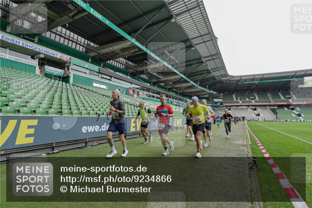 05.10.2025 - 20. swb-Marathon Bremen Michael Burmester http://msf.ph/oto/9234866 05.10.2025 12:59:19 Laufen im Stadion 27, 99, 219, 226, 586, 667, 807, 1043, 1229, 1516, 1598, 1711, 1843, 1854, 2496, 2663, 2797, 2941, 2945, 3086, 3087, 3141, 3252, 3615, 3747, 3791, 3888, 4095, 4113, 4380, 4395, 4486, 4522, 4536, 4783, 4827, 4909, 4967, 5123, 5493, 5510, 5530, 5584, 5722, 5808, 5878, 5891, 6007, 6030, 6374, 6561, 6624, 6882, 7169, 7185, 7201, 7262, 7311, 7312, 7398, 7421, 7467, 7511, 7550, 7906, 7929, 8097, 8214, 8247, 8355, 8372, 8485, 8539, 8981, 9024, 9072, 10526, 726 meine-sportfotos.de
