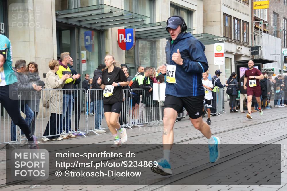 05.10.2025 - 20. swb-Marathon Bremen Strokosch-Dieckow http://msf.ph/oto/9234869 05.10.2025 10:43:51 Ziel 9614, 9919, 10044, 10348, 10351, 10649, 10652, 10666, 10780, 10816, 11316, 11503, 11645, 11648, 11659, 9614, 9919, 10044, 10348, 10351, 10649, 10652, 10666, 10780, 10816, 11316, 11503, 11645, 11648, 11659 meine-sportfotos.de