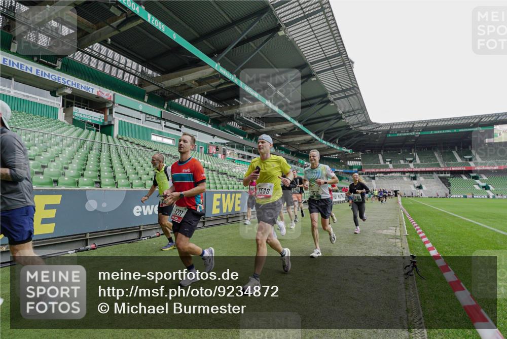 05.10.2025 - 20. swb-Marathon Bremen Michael Burmester http://msf.ph/oto/9234872 05.10.2025 12:59:19 Laufen im Stadion 27, 99, 219, 226, 586, 667, 807, 1043, 1229, 1516, 1598, 1711, 1843, 1854, 2496, 2663, 2797, 2941, 2945, 3086, 3087, 3141, 3252, 3615, 3747, 3791, 3888, 4095, 4113, 4380, 4395, 4486, 4522, 4536, 4783, 4827, 4909, 4967, 5123, 5493, 5510, 5530, 5584, 5722, 5808, 5878, 5891, 6007, 6030, 6374, 6561, 6624, 6882, 7169, 7185, 7201, 7262, 7311, 7312, 7398, 7421, 7467, 7511, 7550, 7906, 7929, 8097, 8214, 8247, 8355, 8372, 8485, 8539, 8981, 9024, 9072, 10526, 726 meine-sportfotos.de
