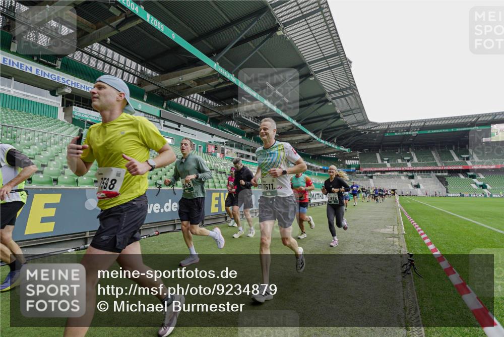 05.10.2025 - 20. swb-Marathon Bremen Michael Burmester http://msf.ph/oto/9234879 05.10.2025 12:59:20 Laufen im Stadion 27, 99, 219, 226, 586, 667, 807, 1043, 1229, 1516, 1598, 1711, 1843, 1854, 2496, 2663, 2797, 2941, 2945, 3086, 3087, 3141, 3615, 3747, 3791, 3888, 4095, 4113, 4380, 4395, 4486, 4522, 4536, 4783, 4827, 4909, 4967, 5123, 5493, 5510, 5530, 5584, 5722, 5808, 5878, 5891, 6007, 6030, 6374, 6561, 6624, 6882, 7169, 7185, 7201, 7262, 7311, 7312, 7398, 7421, 7467, 7511, 7550, 7906, 7929, 8097, 8214, 8247, 8355, 8372, 8485, 8539, 8981, 9024, 9072, 10526, 726 meine-sportfotos.de