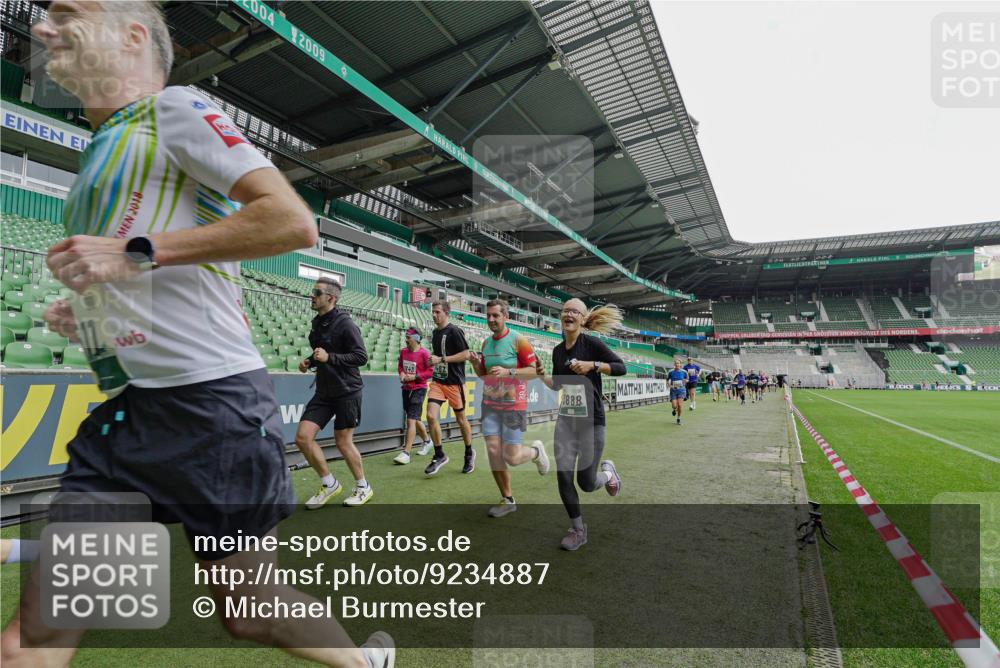 05.10.2025 - 20. swb-Marathon Bremen Michael Burmester http://msf.ph/oto/9234887 05.10.2025 12:59:21 Laufen im Stadion 27, 99, 219, 226, 586, 667, 807, 1043, 1229, 1516, 1598, 1711, 1843, 1854, 2496, 2663, 2797, 2941, 2945, 3086, 3087, 3141, 3615, 3747, 3791, 3888, 4095, 4113, 4380, 4395, 4486, 4522, 4536, 4827, 4909, 4967, 5123, 5493, 5510, 5530, 5584, 5722, 5808, 5878, 5891, 6007, 6030, 6374, 6561, 6624, 6882, 7169, 7185, 7201, 7262, 7311, 7312, 7398, 7421, 7467, 7511, 7550, 7906, 7929, 8097, 8214, 8247, 8355, 8372, 8485, 8539, 8981, 9024, 9072, 10526, 726 meine-sportfotos.de