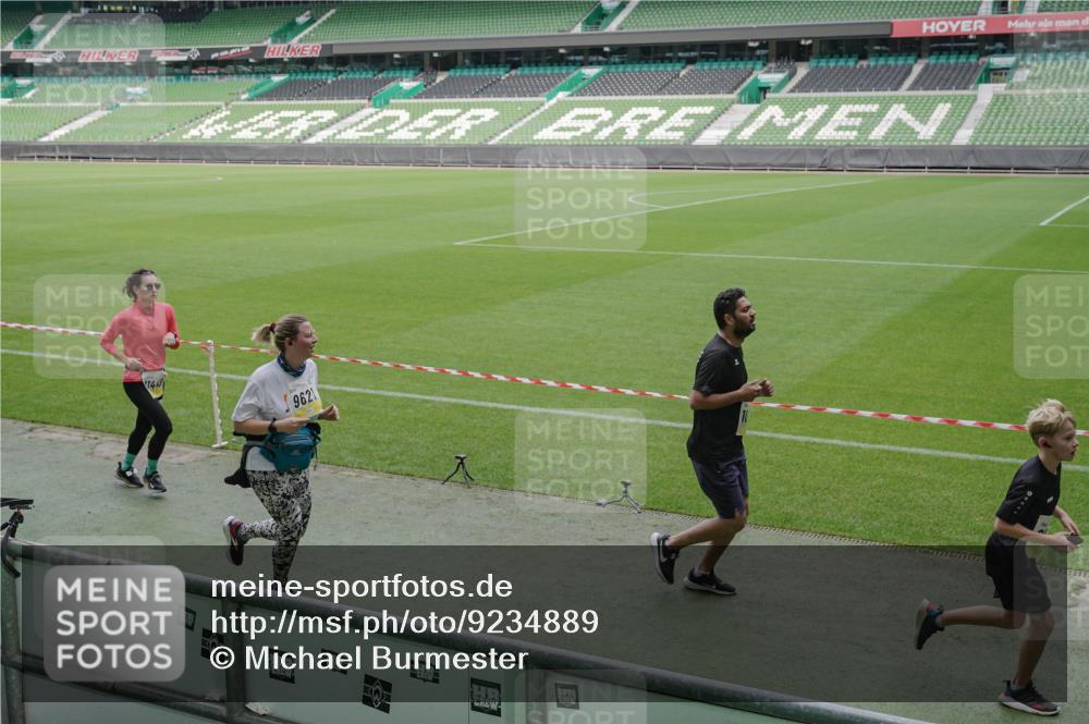 05.10.2025 - 20. swb-Marathon Bremen Michael Burmester http://msf.ph/oto/9234889 05.10.2025 10:32:14 Laufen im Stadion 7165, 7193, 8118, 8326, 8333, 8888, 9176, 9226, 9238, 9256, 9268, 9284, 9313, 9415, 9427, 9436, 9439, 9456, 9514, 9517, 9581, 9621, 9701, 9776, 9807, 9830, 9834, 9868, 9871, 9903, 9956, 9957, 9985, 10014, 10019, 10020, 10029, 10038, 10057, 10064, 10075, 10128, 10206, 10215, 10226, 10242, 10262, 10296, 10310, 10327, 10335, 10369, 10385, 10388, 10416, 10460, 10468, 10616, 10662, 10719, 10785, 7251, 9004, 9172, 9196, 9252, 9287, 9337, 9431, 9457, 9506, 10222 meine-sportfotos.de