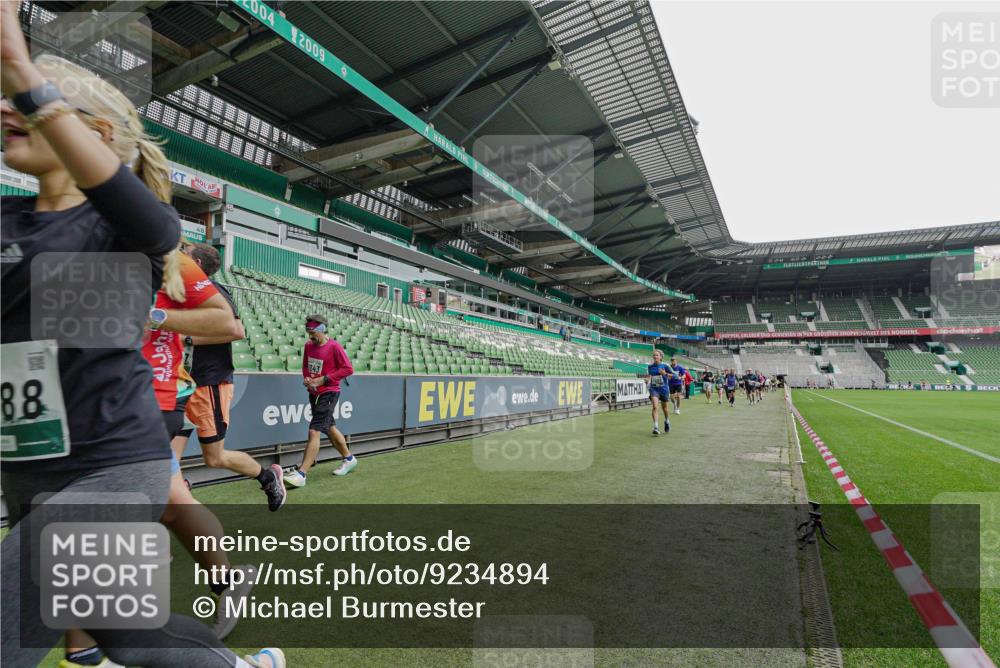 05.10.2025 - 20. swb-Marathon Bremen Michael Burmester http://msf.ph/oto/9234894 05.10.2025 12:59:22 Laufen im Stadion 27, 99, 219, 226, 586, 667, 807, 1043, 1229, 1516, 1598, 1711, 1843, 1854, 2496, 2663, 2797, 2941, 2945, 3086, 3087, 3141, 3747, 3791, 3888, 4095, 4113, 4380, 4395, 4486, 4522, 4536, 4827, 4909, 4967, 5123, 5493, 5510, 5530, 5584, 5722, 5808, 5891, 6007, 6030, 6374, 6561, 6624, 6882, 7169, 7185, 7201, 7262, 7311, 7312, 7398, 7421, 7467, 7511, 7550, 7906, 7929, 8097, 8214, 8247, 8355, 8372, 8485, 8539, 8981, 9024, 9072, 10526, 726 meine-sportfotos.de