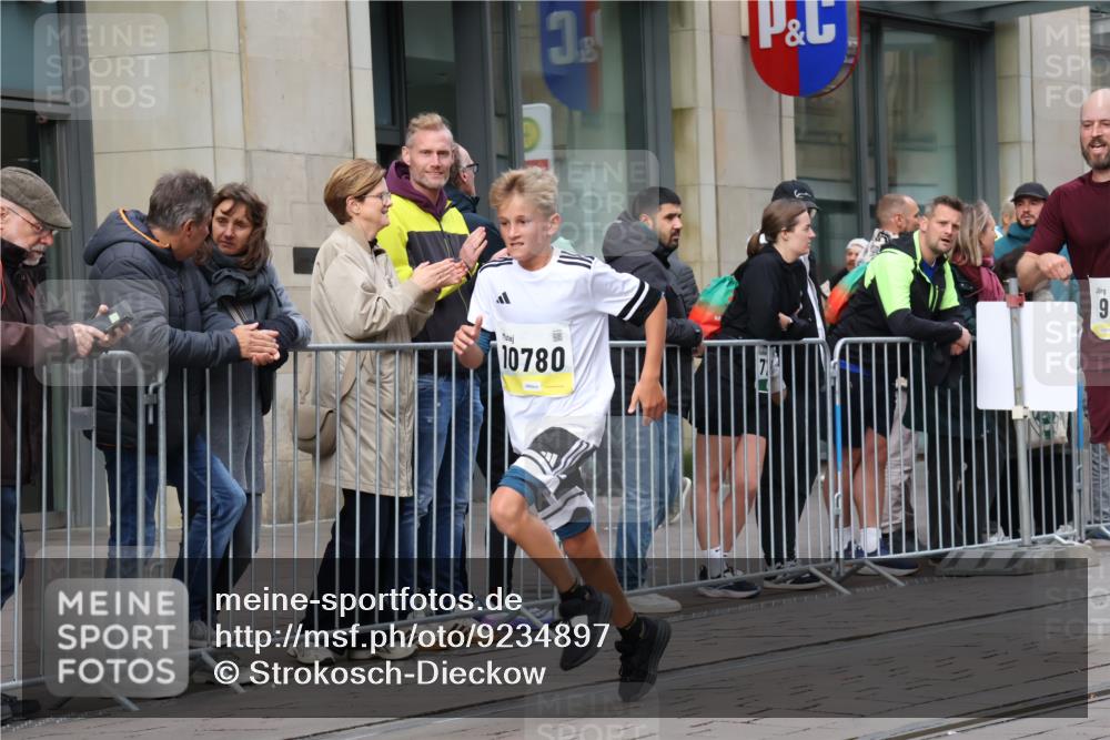 05.10.2025 - 20. swb-Marathon Bremen Strokosch-Dieckow http://msf.ph/oto/9234897 05.10.2025 10:43:53 Ziel 9361, 9614, 9919, 10044, 10348, 10351, 10649, 10652, 10666, 10780, 10816, 11316, 11503, 11645, 11648, 11659, 9361, 9614, 9919, 10044, 10348, 10351, 10649, 10652, 10666, 10780, 10816, 11316, 11503, 11645, 11648, 11659 meine-sportfotos.de
