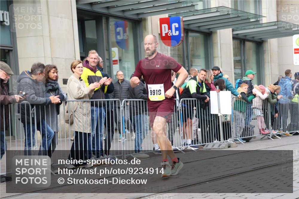 05.10.2025 - 20. swb-Marathon Bremen Strokosch-Dieckow http://msf.ph/oto/9234914 05.10.2025 10:43:53 Ziel 9361, 9614, 9919, 10044, 10348, 10351, 10649, 10652, 10666, 10780, 10816, 11316, 11503, 11645, 11648, 11659, 9361, 9614, 9919, 10044, 10348, 10351, 10649, 10652, 10666, 10780, 10816, 11316, 11503, 11645, 11648, 11659 meine-sportfotos.de