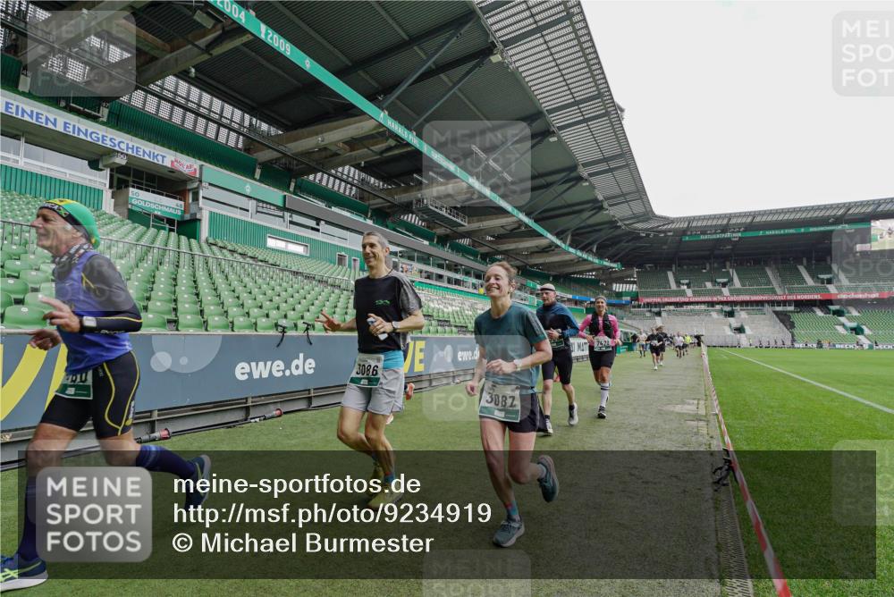 05.10.2025 - 20. swb-Marathon Bremen Michael Burmester http://msf.ph/oto/9234919 05.10.2025 12:59:29 Laufen im Stadion 27, 99, 219, 226, 586, 667, 807, 1043, 1229, 1516, 1598, 1711, 1843, 1854, 2663, 2782, 2797, 2866, 2941, 2945, 3086, 3087, 3141, 3592, 3747, 3888, 4095, 4113, 4380, 4395, 4486, 4536, 4827, 4909, 4967, 5123, 5493, 5510, 5530, 5584, 5722, 5808, 5891, 6030, 6374, 6439, 6561, 6624, 6882, 7169, 7185, 7201, 7262, 7311, 7312, 7398, 7421, 7467, 7511, 7550, 7906, 7929, 8097, 8214, 8247, 8258, 8355, 8372, 8485, 8699, 8981, 9024, 9072, 10526, 726 meine-sportfotos.de