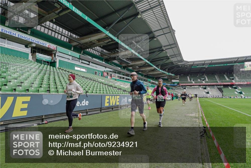 05.10.2025 - 20. swb-Marathon Bremen Michael Burmester http://msf.ph/oto/9234921 05.10.2025 12:59:30 Laufen im Stadion 27, 99, 219, 226, 586, 667, 807, 978, 1043, 1229, 1516, 1548, 1598, 1711, 1843, 1854, 2663, 2782, 2797, 2866, 2941, 2945, 3086, 3087, 3141, 3592, 3747, 3888, 4095, 4113, 4380, 4395, 4486, 4536, 4827, 4909, 4967, 5123, 5493, 5510, 5530, 5584, 5722, 5891, 6030, 6374, 6439, 6561, 6624, 6882, 7169, 7185, 7201, 7262, 7311, 7312, 7398, 7421, 7467, 7511, 7550, 7906, 7929, 8097, 8214, 8247, 8258, 8355, 8372, 8485, 8699, 8981, 9024, 9072, 10526, 726, 1229 meine-sportfotos.de