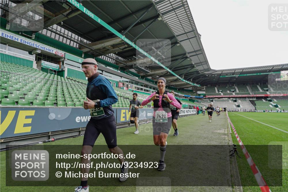 05.10.2025 - 20. swb-Marathon Bremen Michael Burmester http://msf.ph/oto/9234923 05.10.2025 12:59:31 Laufen im Stadion 27, 99, 219, 226, 586, 667, 807, 978, 1043, 1516, 1548, 1598, 1711, 1843, 1854, 2663, 2782, 2797, 2866, 2941, 2945, 3086, 3087, 3141, 3592, 3747, 3888, 4095, 4113, 4380, 4395, 4486, 4536, 4827, 4909, 4967, 5123, 5493, 5510, 5530, 5584, 5722, 5891, 6030, 6374, 6439, 6561, 6624, 6882, 7169, 7185, 7201, 7262, 7295, 7311, 7312, 7398, 7421, 7467, 7511, 7550, 7906, 7929, 8097, 8214, 8247, 8258, 8355, 8372, 8485, 8699, 8981, 9024, 9072, 10526, 586, 726, 1229 meine-sportfotos.de