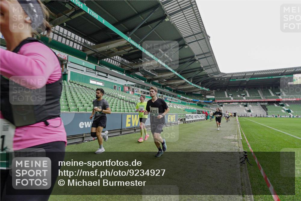 05.10.2025 - 20. swb-Marathon Bremen Michael Burmester http://msf.ph/oto/9234927 05.10.2025 12:59:32 Laufen im Stadion 27, 99, 219, 226, 667, 807, 978, 1043, 1516, 1525, 1548, 1598, 1711, 1843, 1854, 2663, 2782, 2797, 2866, 2941, 2945, 3086, 3087, 3141, 3592, 3747, 3888, 4095, 4113, 4220, 4380, 4395, 4486, 4536, 4827, 4909, 4967, 5123, 5493, 5510, 5530, 5584, 5722, 5891, 6030, 6374, 6439, 6561, 6624, 6882, 7169, 7185, 7201, 7262, 7295, 7311, 7312, 7398, 7421, 7467, 7511, 7550, 7679, 7906, 7929, 8097, 8214, 8247, 8258, 8355, 8372, 8485, 8699, 8981, 9024, 9072, 10526, 586, 1229 meine-sportfotos.de