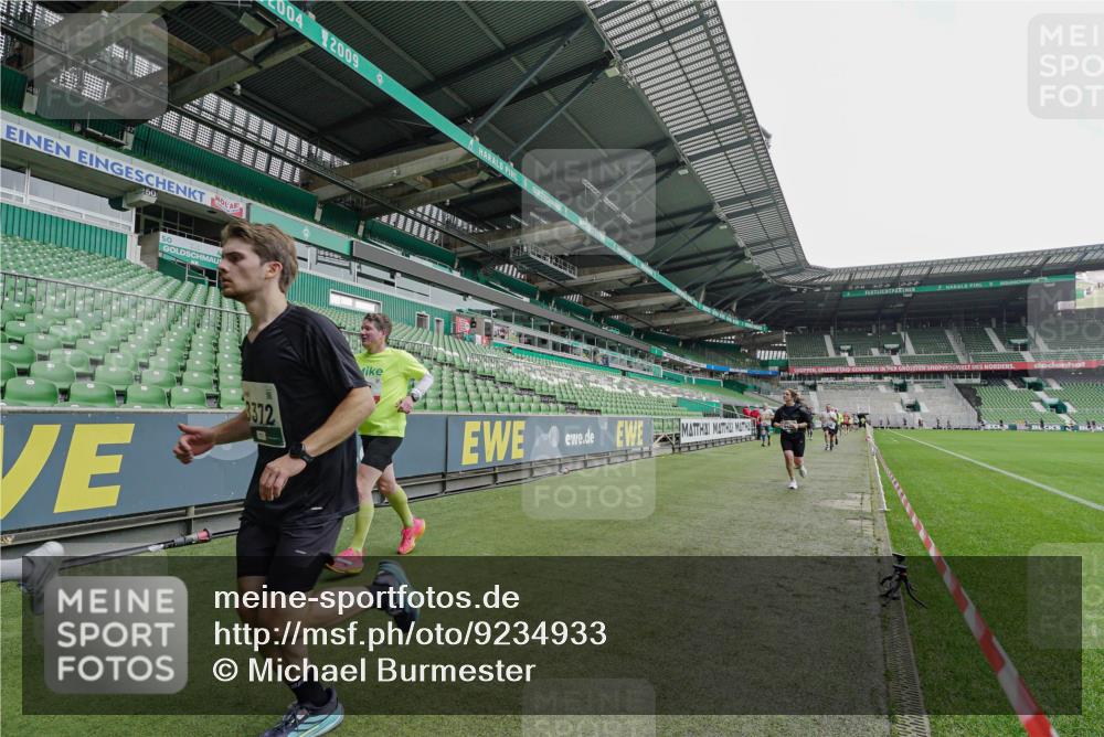 05.10.2025 - 20. swb-Marathon Bremen Michael Burmester http://msf.ph/oto/9234933 05.10.2025 12:59:32 Laufen im Stadion 27, 99, 219, 226, 667, 807, 978, 1043, 1516, 1525, 1548, 1598, 1711, 1843, 1854, 2663, 2782, 2797, 2866, 2941, 2945, 3086, 3087, 3141, 3592, 3747, 3888, 4095, 4113, 4220, 4380, 4395, 4486, 4536, 4827, 4909, 4967, 5123, 5493, 5510, 5530, 5584, 5722, 5891, 6030, 6374, 6439, 6561, 6624, 6882, 7169, 7185, 7201, 7262, 7295, 7311, 7312, 7398, 7421, 7467, 7511, 7550, 7679, 7906, 7929, 8097, 8214, 8247, 8258, 8355, 8372, 8485, 8699, 8981, 9024, 9072, 10526, 586, 1229 meine-sportfotos.de