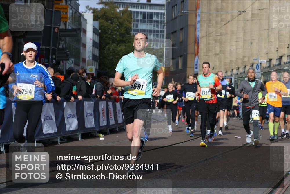 05.10.2025 - 20. swb-Marathon Bremen Strokosch-Dieckow http://msf.ph/oto/9234941 05.10.2025 10:54:44 Ziel 8326, 9282, 9295, 9436, 9560, 9591, 9754, 9776, 10007, 10024, 10232, 10233, 10487, 10770, 11163, 11276 meine-sportfotos.de