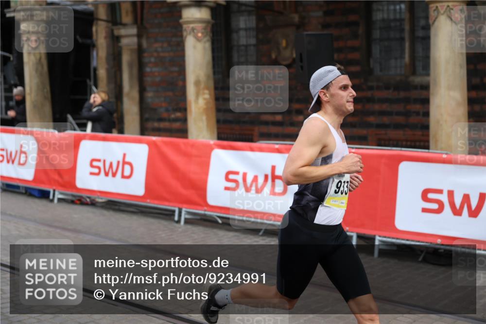 05.10.2025 - 20. swb-Marathon Bremen Yannick Fuchs http://msf.ph/oto/9234991 05.10.2025 10:35:29 Ziel 9336 meine-sportfotos.de