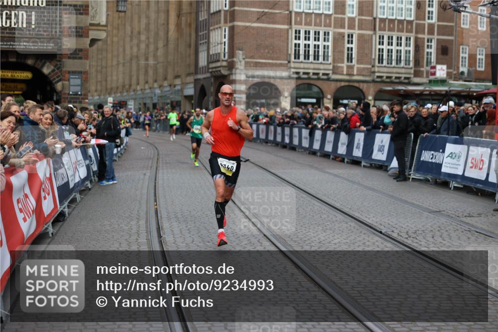 05.10.2025 - 20. swb-Marathon Bremen Yannick Fuchs http://msf.ph/oto/9234993 05.10.2025 10:35:30 Ziel 9336, 9340 meine-sportfotos.de