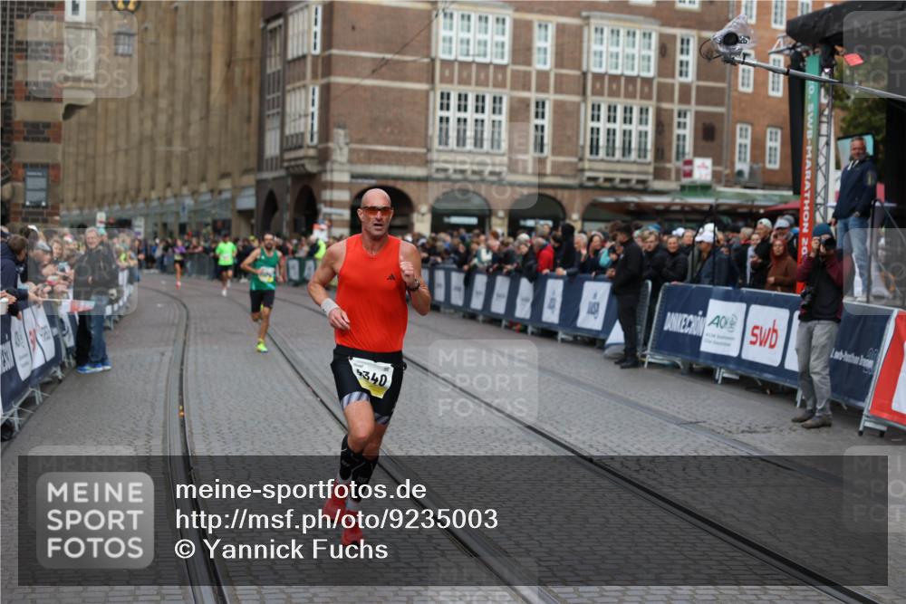 05.10.2025 - 20. swb-Marathon Bremen Yannick Fuchs http://msf.ph/oto/9235003 05.10.2025 10:35:30 Ziel 9336, 9340 meine-sportfotos.de