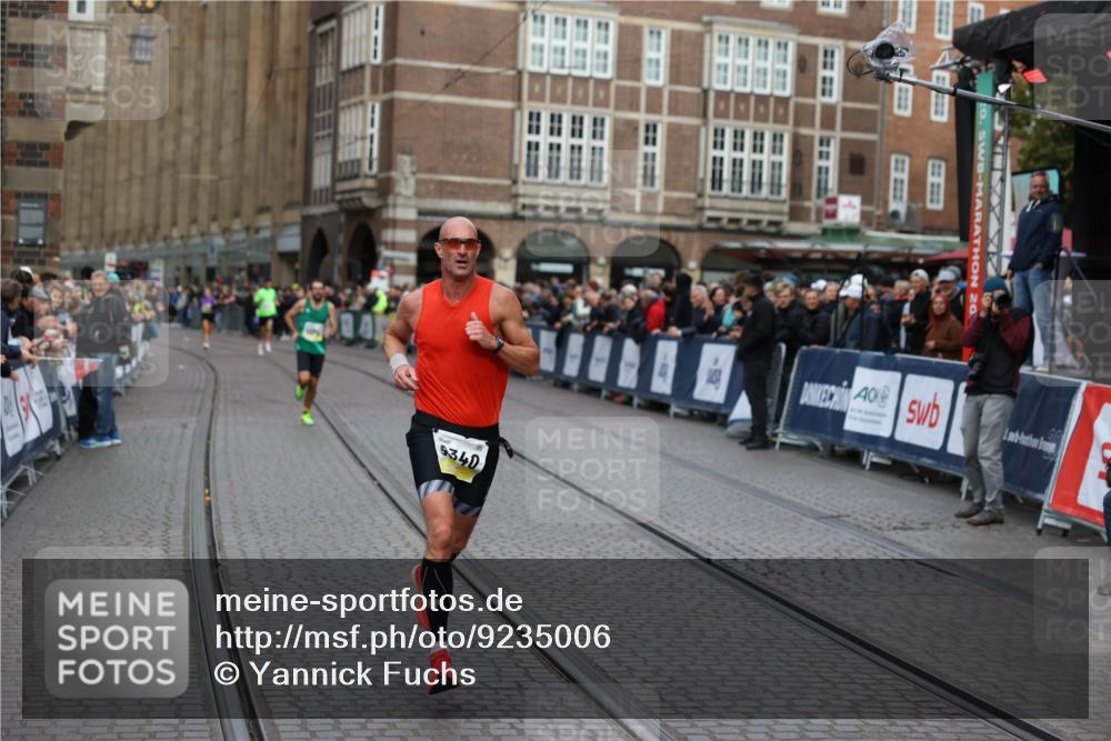 05.10.2025 - 20. swb-Marathon Bremen Yannick Fuchs http://msf.ph/oto/9235006 05.10.2025 10:35:31 Ziel 9336, 9340 meine-sportfotos.de