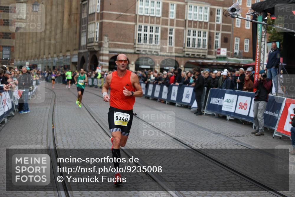 05.10.2025 - 20. swb-Marathon Bremen Yannick Fuchs http://msf.ph/oto/9235008 05.10.2025 10:35:31 Ziel 9336, 9340 meine-sportfotos.de