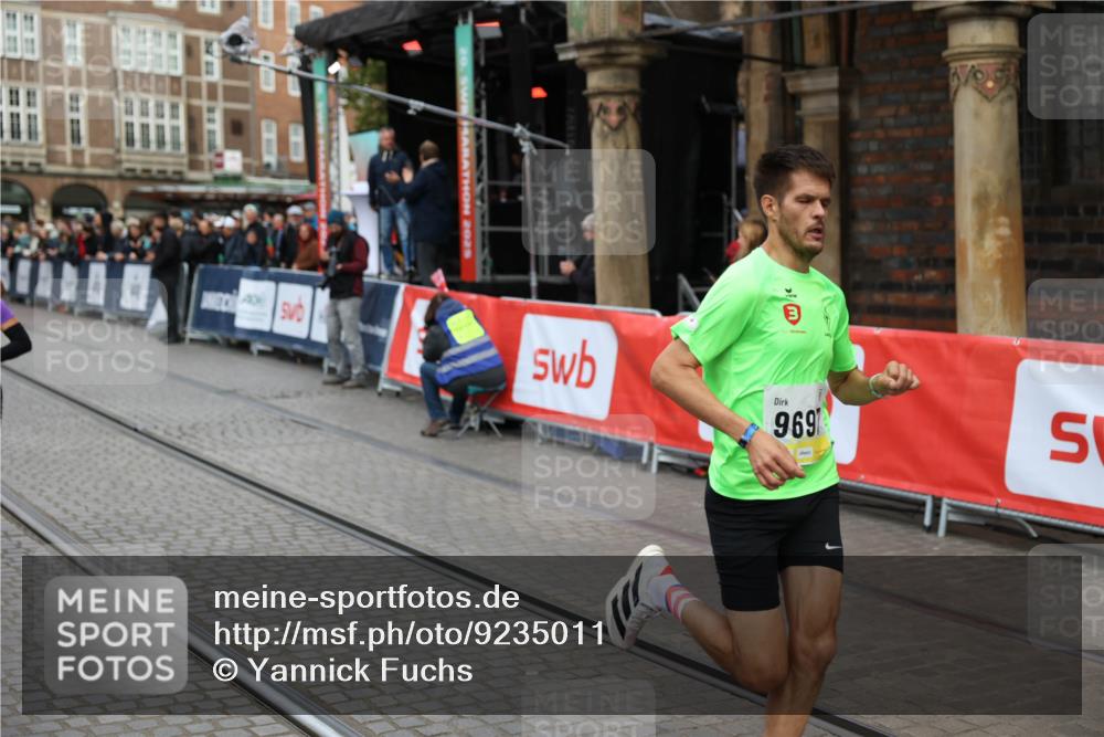 05.10.2025 - 20. swb-Marathon Bremen Yannick Fuchs http://msf.ph/oto/9235011 05.10.2025 10:35:41 Ziel 9697, 10538, 11341 meine-sportfotos.de