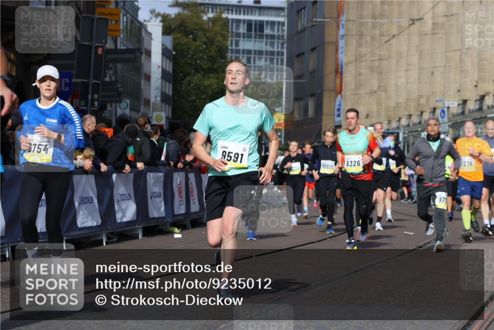 05.10.2025 - 20. swb-Marathon Bremen Strokosch-Dieckow http://msf.ph/oto/9235012 05.10.2025 10:54:44 Ziel 8326, 9282, 9295, 9436, 9560, 9591, 9754, 9776, 10007, 10024, 10232, 10233, 10487, 10770, 11163, 11276 meine-sportfotos.de