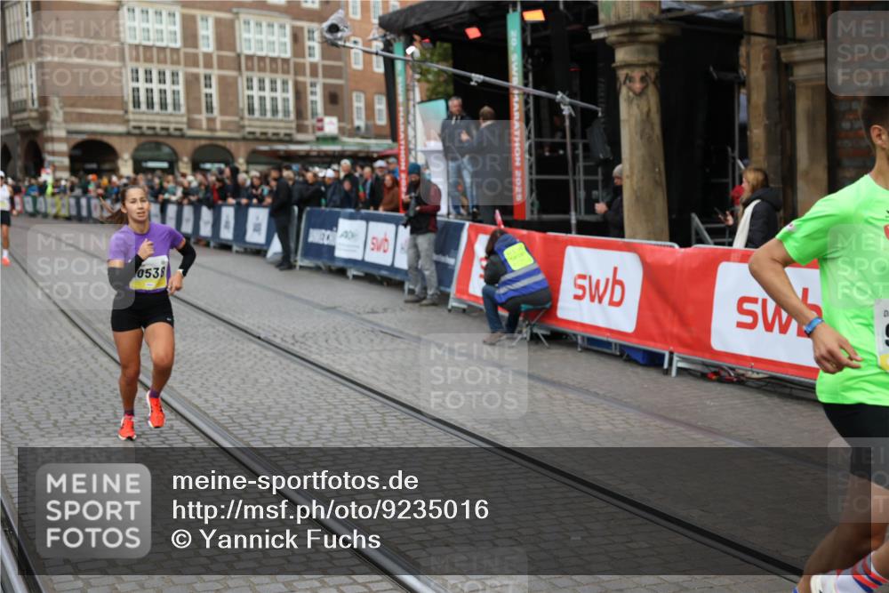 05.10.2025 - 20. swb-Marathon Bremen Yannick Fuchs http://msf.ph/oto/9235016 05.10.2025 10:35:41 Ziel 9697, 10538, 11341 meine-sportfotos.de