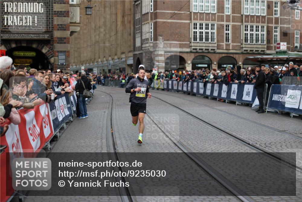 05.10.2025 - 20. swb-Marathon Bremen Yannick Fuchs http://msf.ph/oto/9235030 05.10.2025 10:35:43 Ziel 9596, 9697, 10538, 11341 meine-sportfotos.de