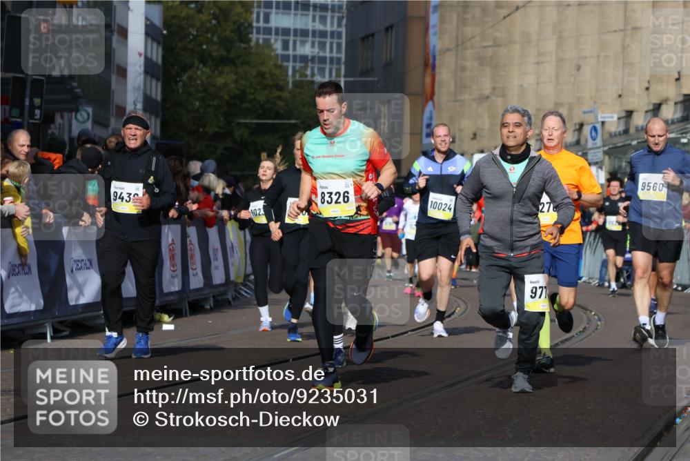 05.10.2025 - 20. swb-Marathon Bremen Strokosch-Dieckow http://msf.ph/oto/9235031 05.10.2025 10:54:46 Ziel 8326, 9282, 9295, 9436, 9560, 9591, 9754, 9776, 10007, 10024, 10232, 10233, 10487, 10609, 10770, 11163, 11276, 11373 meine-sportfotos.de