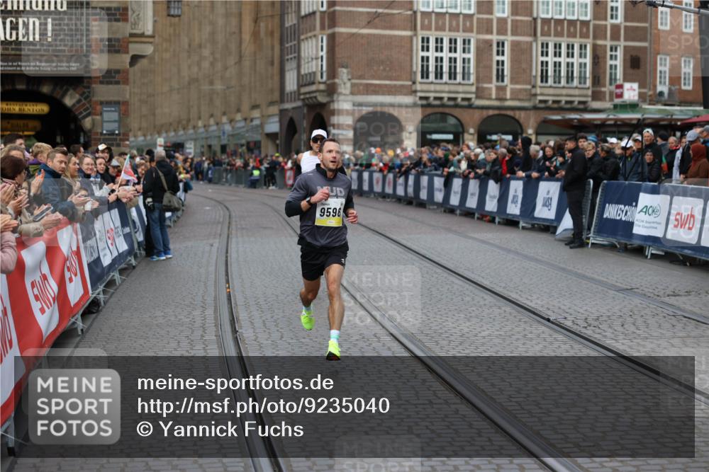 05.10.2025 - 20. swb-Marathon Bremen Yannick Fuchs http://msf.ph/oto/9235040 05.10.2025 10:35:43 Ziel 9596, 9697, 10538, 11341 meine-sportfotos.de