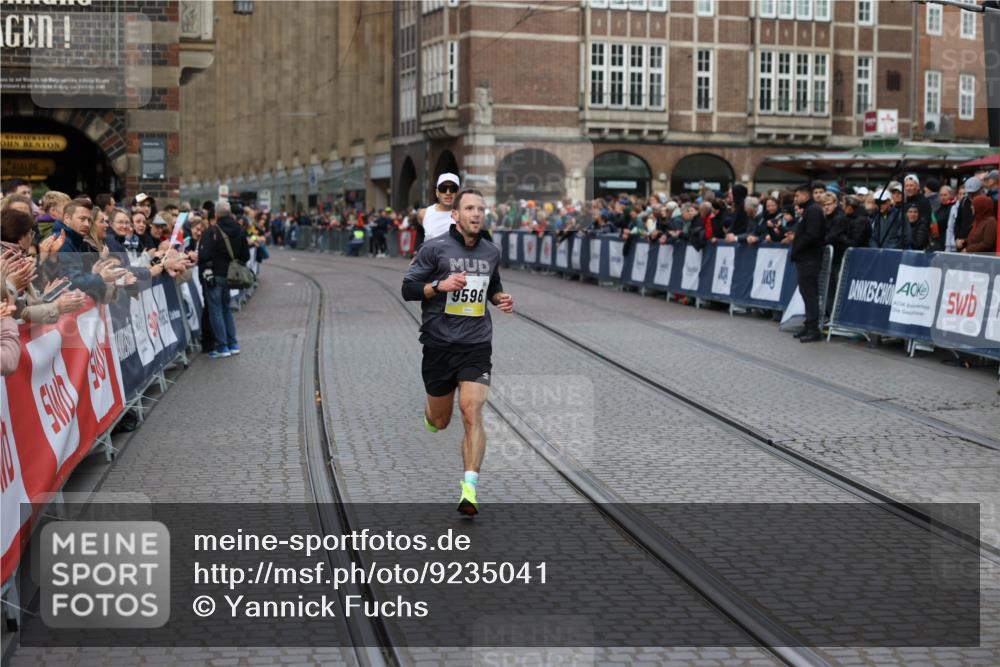 05.10.2025 - 20. swb-Marathon Bremen Yannick Fuchs http://msf.ph/oto/9235041 05.10.2025 10:35:43 Ziel 9596, 9697, 10538, 11341 meine-sportfotos.de