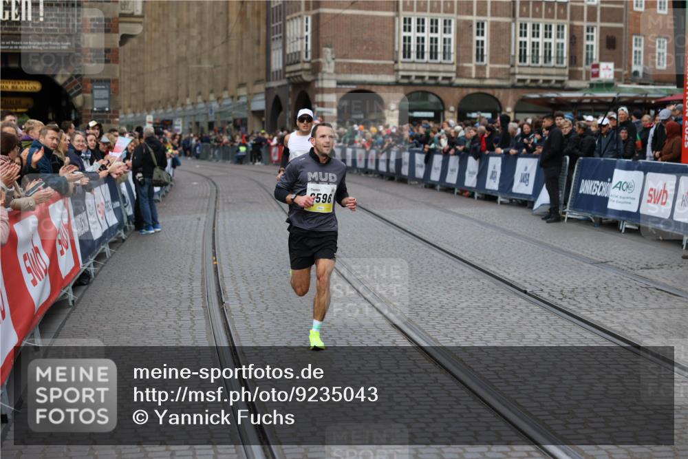 05.10.2025 - 20. swb-Marathon Bremen Yannick Fuchs http://msf.ph/oto/9235043 05.10.2025 10:35:43 Ziel 9596, 9697, 10538, 11341 meine-sportfotos.de