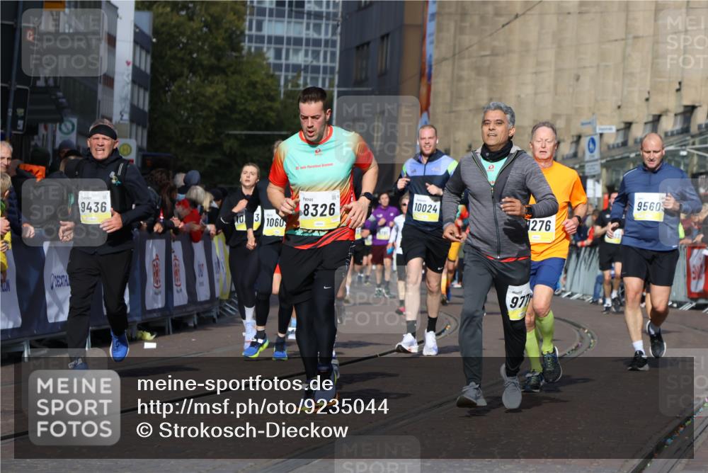 05.10.2025 - 20. swb-Marathon Bremen Strokosch-Dieckow http://msf.ph/oto/9235044 05.10.2025 10:54:46 Ziel 8326, 9282, 9295, 9436, 9560, 9591, 9754, 9776, 10007, 10024, 10232, 10233, 10487, 10609, 10770, 11163, 11276, 11373 meine-sportfotos.de