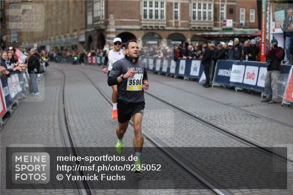 05.10.2025 - 20. swb-Marathon Bremen Yannick Fuchs http://msf.ph/oto/9235052 05.10.2025 10:35:44 Ziel 9596, 9697, 10538 meine-sportfotos.de