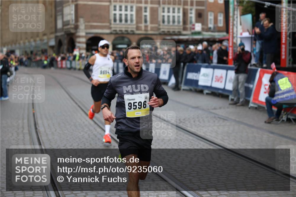 05.10.2025 - 20. swb-Marathon Bremen Yannick Fuchs http://msf.ph/oto/9235060 05.10.2025 10:35:45 Ziel 9596, 9697, 10538 meine-sportfotos.de