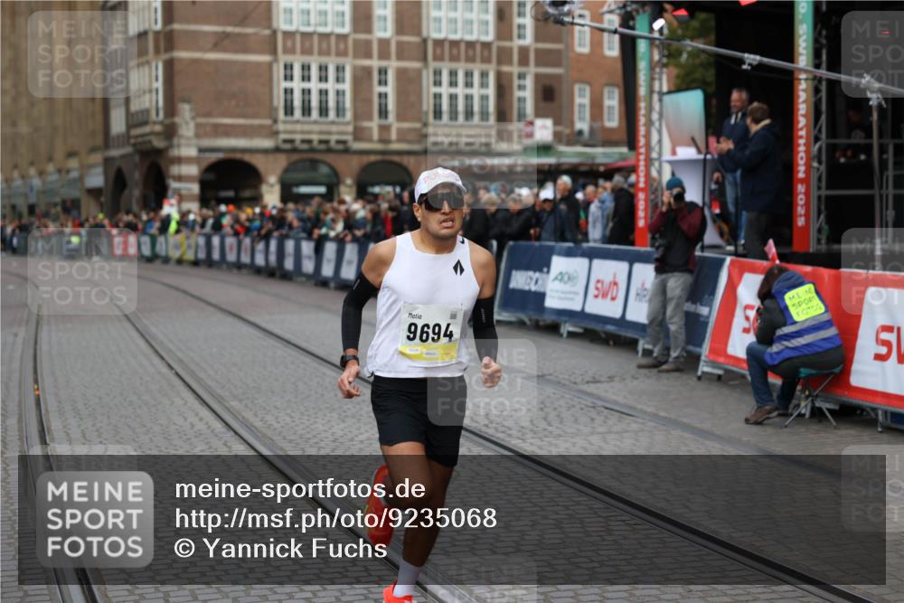05.10.2025 - 20. swb-Marathon Bremen Yannick Fuchs http://msf.ph/oto/9235068 05.10.2025 10:35:45 Ziel 9596, 9697, 10538 meine-sportfotos.de
