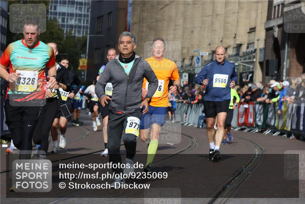 05.10.2025 - 20. swb-Marathon Bremen Strokosch-Dieckow http://msf.ph/oto/9235069 05.10.2025 10:54:47 Ziel 8326, 9282, 9295, 9436, 9560, 9591, 9754, 9776, 10007, 10024, 10232, 10233, 10487, 10609, 10770, 11163, 11276, 11373 meine-sportfotos.de