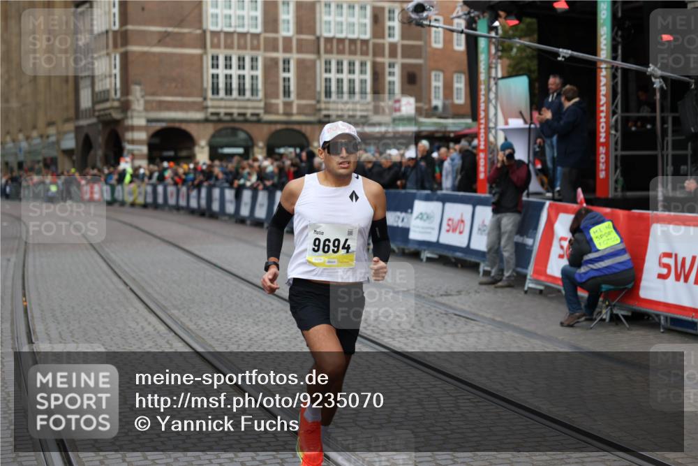 05.10.2025 - 20. swb-Marathon Bremen Yannick Fuchs http://msf.ph/oto/9235070 05.10.2025 10:35:45 Ziel 9596, 9697, 10538 meine-sportfotos.de