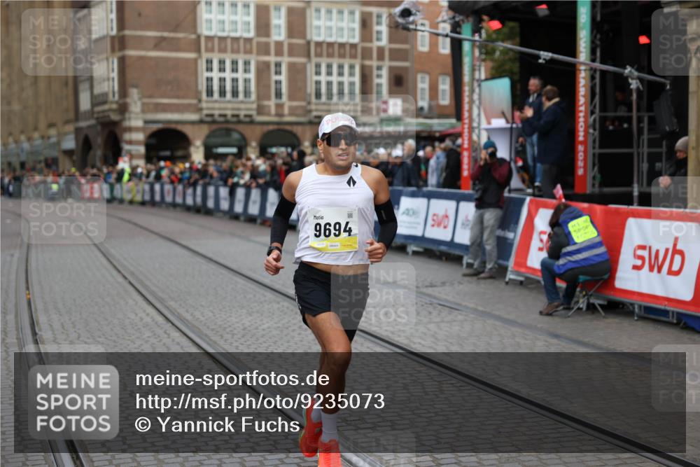 05.10.2025 - 20. swb-Marathon Bremen Yannick Fuchs http://msf.ph/oto/9235073 05.10.2025 10:35:45 Ziel 9596, 9697, 10538 meine-sportfotos.de