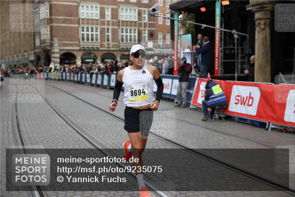 05.10.2025 - 20. swb-Marathon Bremen Yannick Fuchs http://msf.ph/oto/9235075 05.10.2025 10:35:46 Ziel 9596, 9697, 10538 meine-sportfotos.de