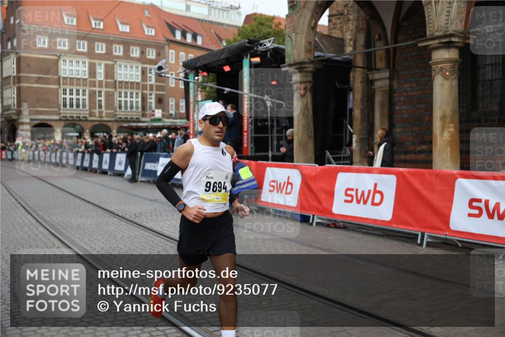 05.10.2025 - 20. swb-Marathon Bremen Yannick Fuchs http://msf.ph/oto/9235077 05.10.2025 10:35:46 Ziel 9596, 9697, 10538 meine-sportfotos.de