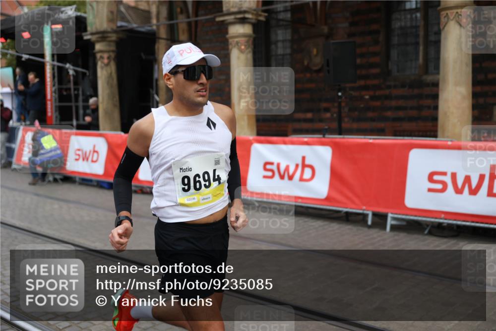 05.10.2025 - 20. swb-Marathon Bremen Yannick Fuchs http://msf.ph/oto/9235085 05.10.2025 10:35:46 Ziel 9596, 9697, 10538 meine-sportfotos.de